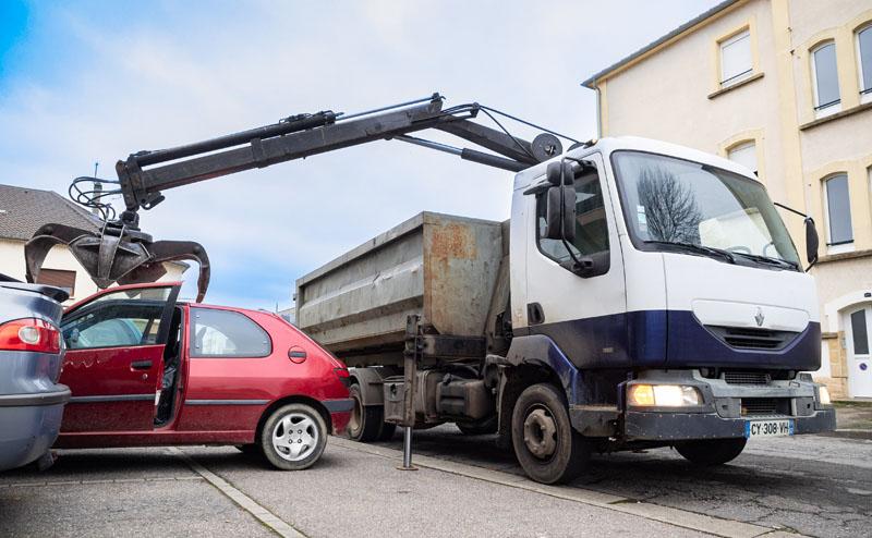 benne destruction voiture